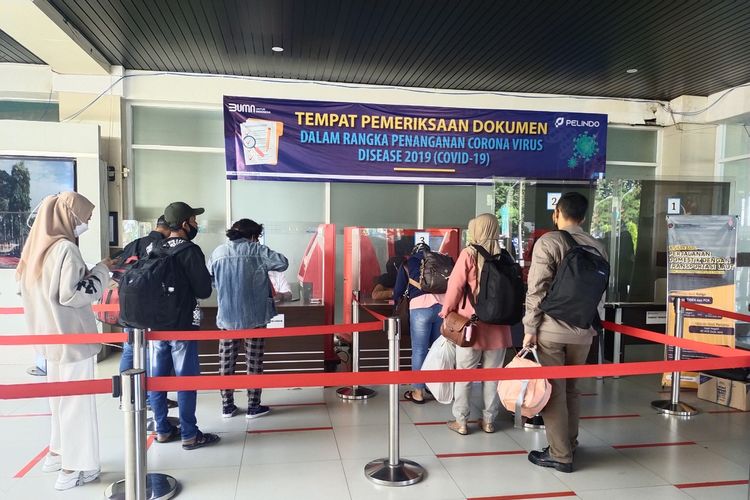 Fokus Para Penumpang Saat Verifikasi Berkas dan Dokumen serta Cetak Tiket Di Terminal Penumpang Gapura Surya Nusantara Surabaya, Sabtu (7/5/2022)