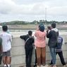 Tak Bisa Masuk, Warga Nonton Tes Pramusim MotoGP dari Luar Pagar
