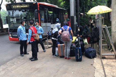 Bus Transjakarta Mondar-mandir Jemput Tenaga Medis di Jakarta