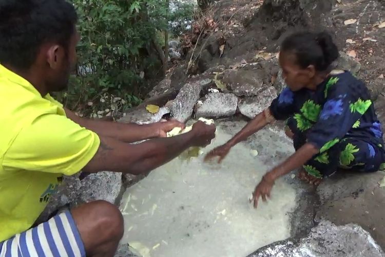 Foto : Warga sedang mengolah ubi hutan agar bisa dikonsumsi, Kamis (10/9/2020). 