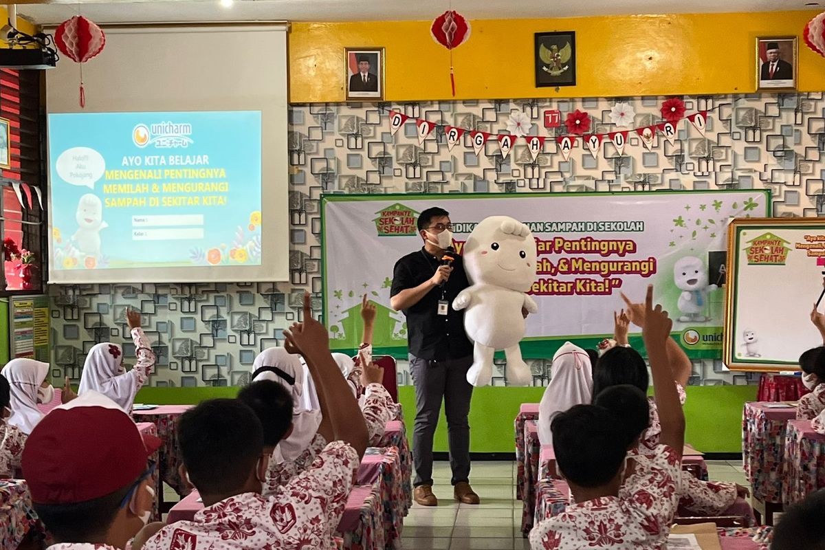 Sesi edukasi dari PT. Uni-Charm Indonesia TBK terhadap murid kelas 3 - 5 SD di SDN Tanjung Barat 09, Kamis (15/9/22)