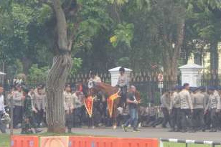 Polisi bersiaga depan Istana Merdeka, Jumat (4/11/2016). 