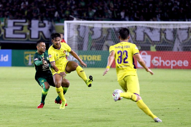 Pemain Persik Kediri Septian Bagaskara (tengah) main pertama kali seusai cidera saat Liga 1 2020 Pekan 1 melawan tuan rumah Persebaya Surabaya yang berakhir dengan skor 1-1 di Stadion Gelora Bung Tomo Surabaya, Jawa Timur, Sabtu (29/02/2020) malam.