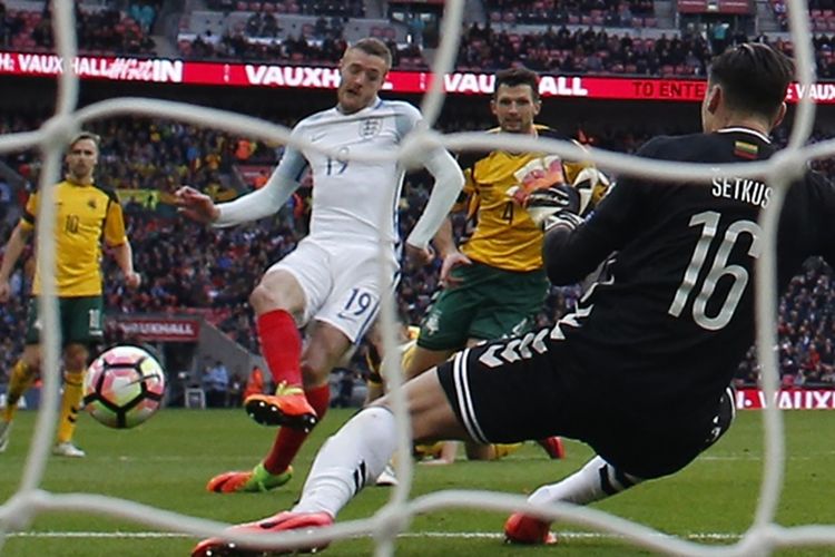 Penyerang Inggris, Jamie Vardy, mencetak gol ke gawang Lithuania pada pertandingan babak kualifikasi Piala Dunia 2018 di Stadion Wembley pada Minggu (26/3/2017). 