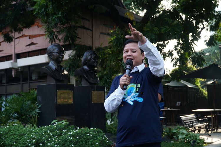 Pemimpin Redaksi Kompas.com Amir Sodikin memberikan pemaparan tentang pendiri Kompas Gramedia kepada peserta HUT ke-30 Kompas.com di Bentara Budaya Jakarta,  Jakarta Pusat, Minggu (14/9/2025).