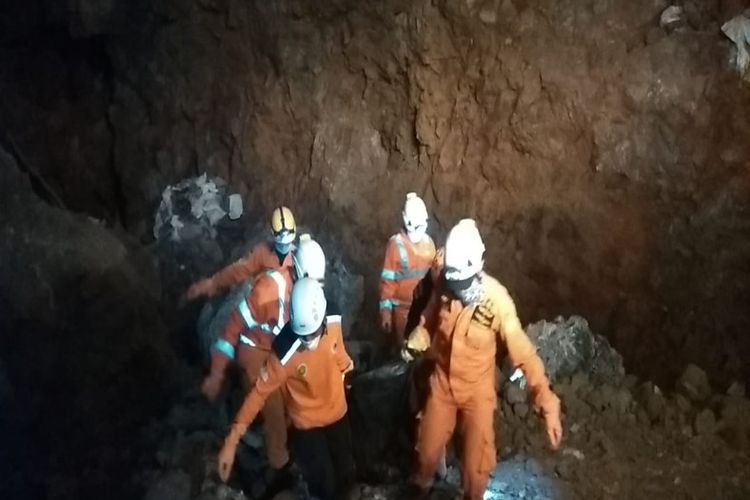 Tim SAR gabungan saat mengevakuasi korban penambang yang tewas akibat tertimbun longsoran tambang emas di Desa Bakan, Kecamatan Lolayan, Kabupaten Bolaang Mongondow (Bolmong), Sulawesi Utara, Selasa (5/3/2019).