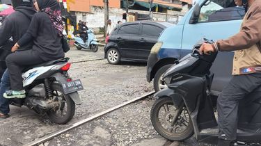 Menyoal Jalan di Perlintasan Kereta Serpong: Langganan Rusak, Bahayakan Pengendara