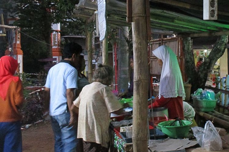 Pasar Simpang Tiga Menjual panganan Ndeso