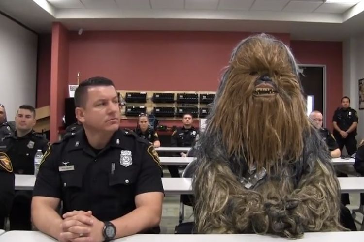Karakter makhluk berbulu Chewbacca dari film Star Wars tampil dalam video rekrutmen polisi Texas.