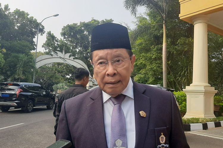 Wakil Ketua IKAL Lemhanas Mustafa Abubakar usai mmenghadiri pelantikan pengurus DPD IKAL Lemhanas Banten di pendopo Gubernur Banten, Kota Serang