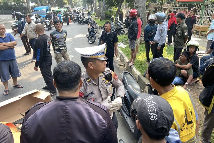 Foto Diduga Mengantuk Sopir Angkot Di Bogor Tabrak Pengendara Sepeda