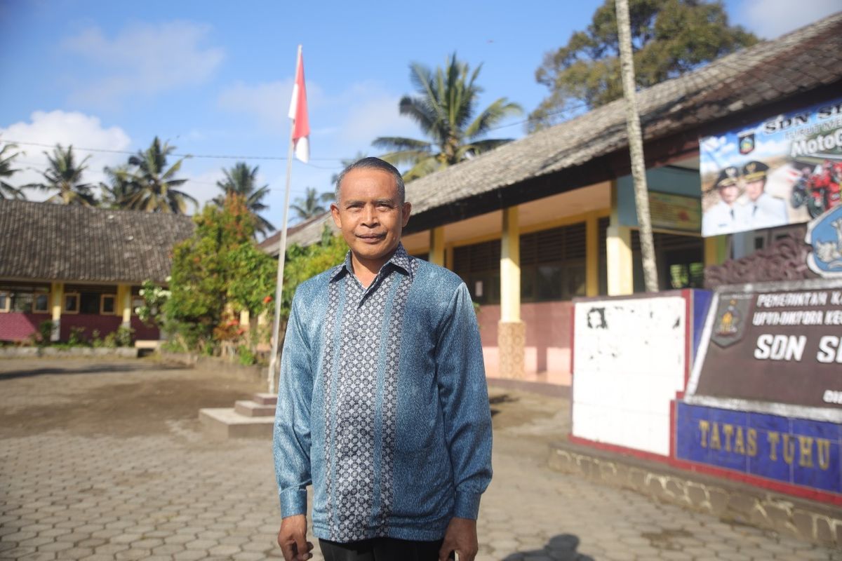 Maun, Kepala SDN Setiling, Lombok Tengah, NTB, meyakini bahwa semua anak itu pintar. Ia mendorong pendekatan belajar berbasis kemampuan siswa melalui program Semua Anak Cerdas (SAC), yang menitikberatkan pada penguatan kemampuan literasi dan numerasi.
