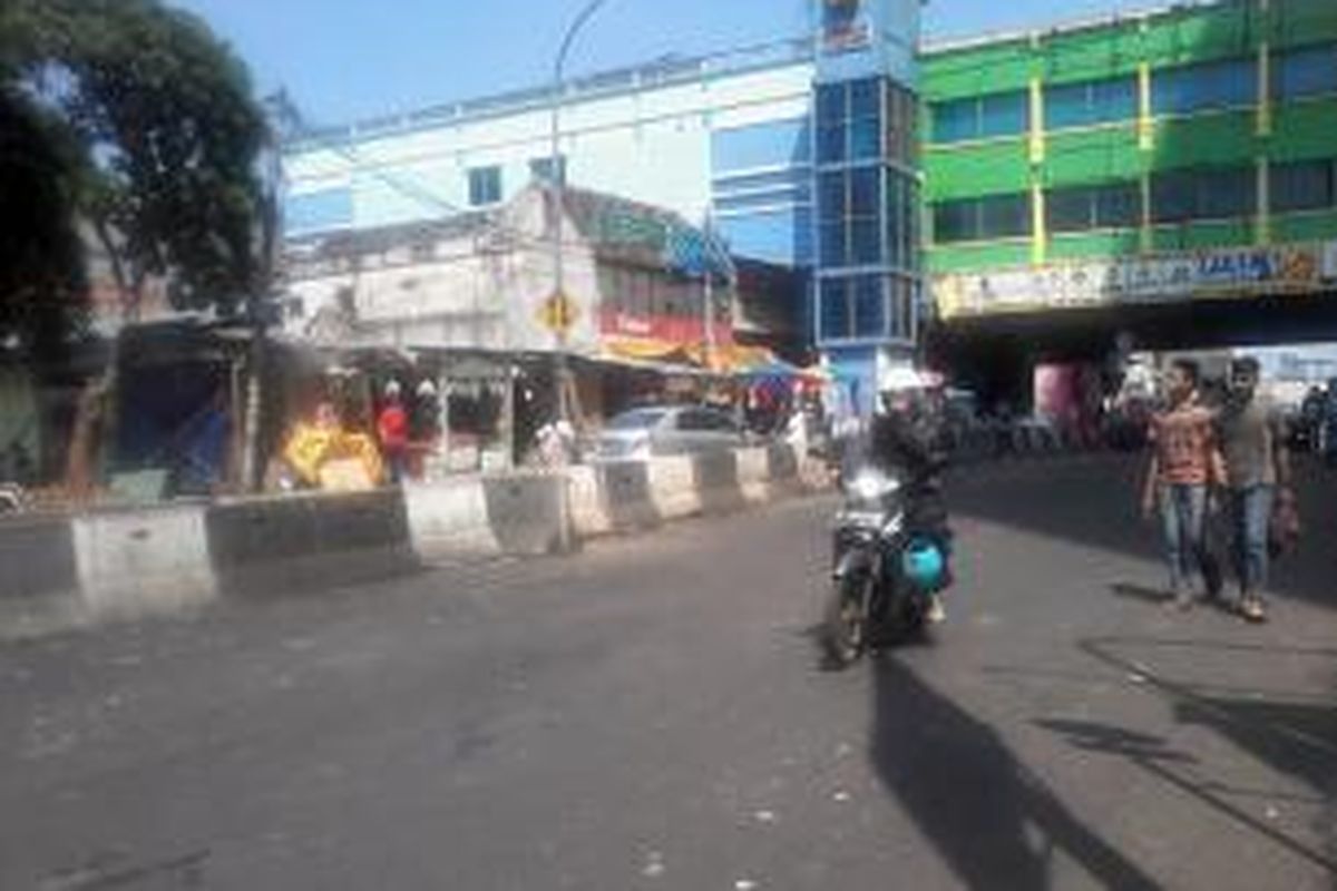 Jalan Kebon Jati, Tanah Abang, terlihat sepi dari pengawasan Satuan Polisi Pamong Praja (Satpol PP), Jakarta, Rabu (10/8/2013). Puluhan pedagang kaki lima (PKL) terlihat masih menggelar lapang sehari jelang penertiban.