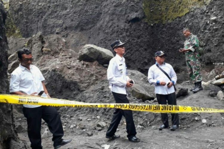 Lokasi tebing longsor di Dusun Balong, Desa Umbulharjo, Kecamatan Cangkringan, Kabupaten Sleman dipasang garis polisi