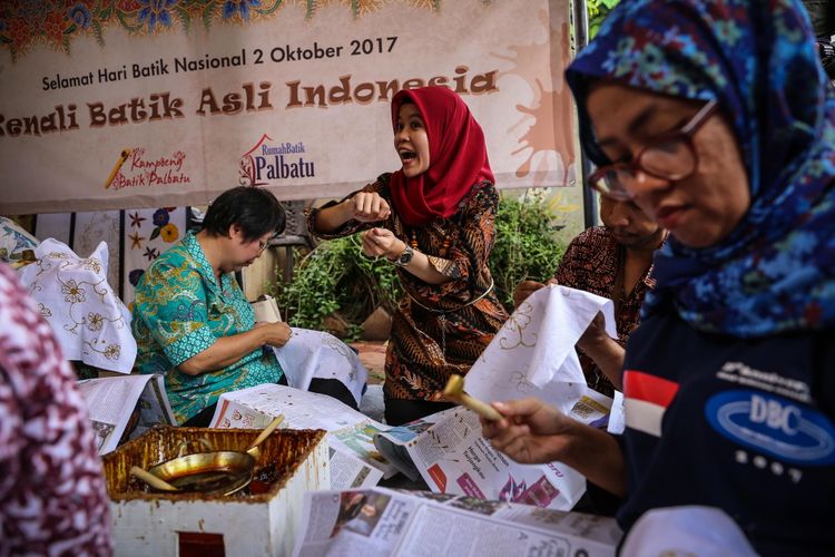 Sejumlah penyandang disabilitas belajar membatik di Rumah Batik Palbatu, Tebet, Jakarta Selatan, Senin (2/10/2017). Kegiatan belajar membatik bertujuan untuk menggali potensi kreatifitas para penyandang disabilitas sekaligus memperingati Hari Batik Nasional.