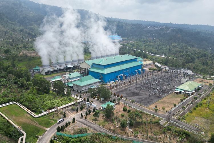 Tampilan Pembangkit Listrik Tenaga Panas Bumi (PLTP) Ulubelu berkapasitas 110 Megawatt (MW) di Kabupaten Tanggamus, Lampung. PLTP ini merupakan salah satu pembangkit PLN yang berkontribusi dalam layanan Renewable Energy Certificate (REC).
