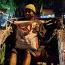 Presiden Jokowi Bagikan Kaus dan Sembako kepada Tukang Becak di Yogyakarta