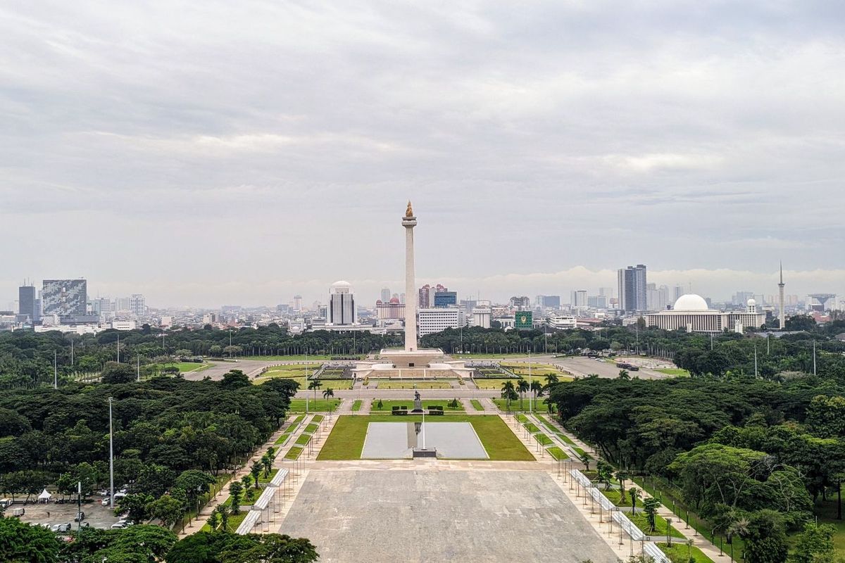 Tangkapan kamera jarak pandang udara Jakarta di kawasan Monas, Jakarta Pusat Rabu (17/2/2021) pukul 09.02 WIB