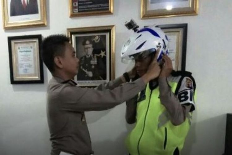 Jajaran Polda Jawa Tengah melengkapi petugas lalu lintas di lapangan dengan menggunakan helm yang dipasangi kamera.