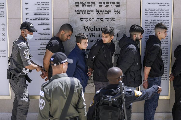 Demonstran Palestina yang ditahan diborgol menyusul bentrokan di kompleks Masjid Al Aqsa antara warga Palestina dan pasukan keamanan Israel, di Kota Tua Yerusalem, Jumat, 15 April 2022. 