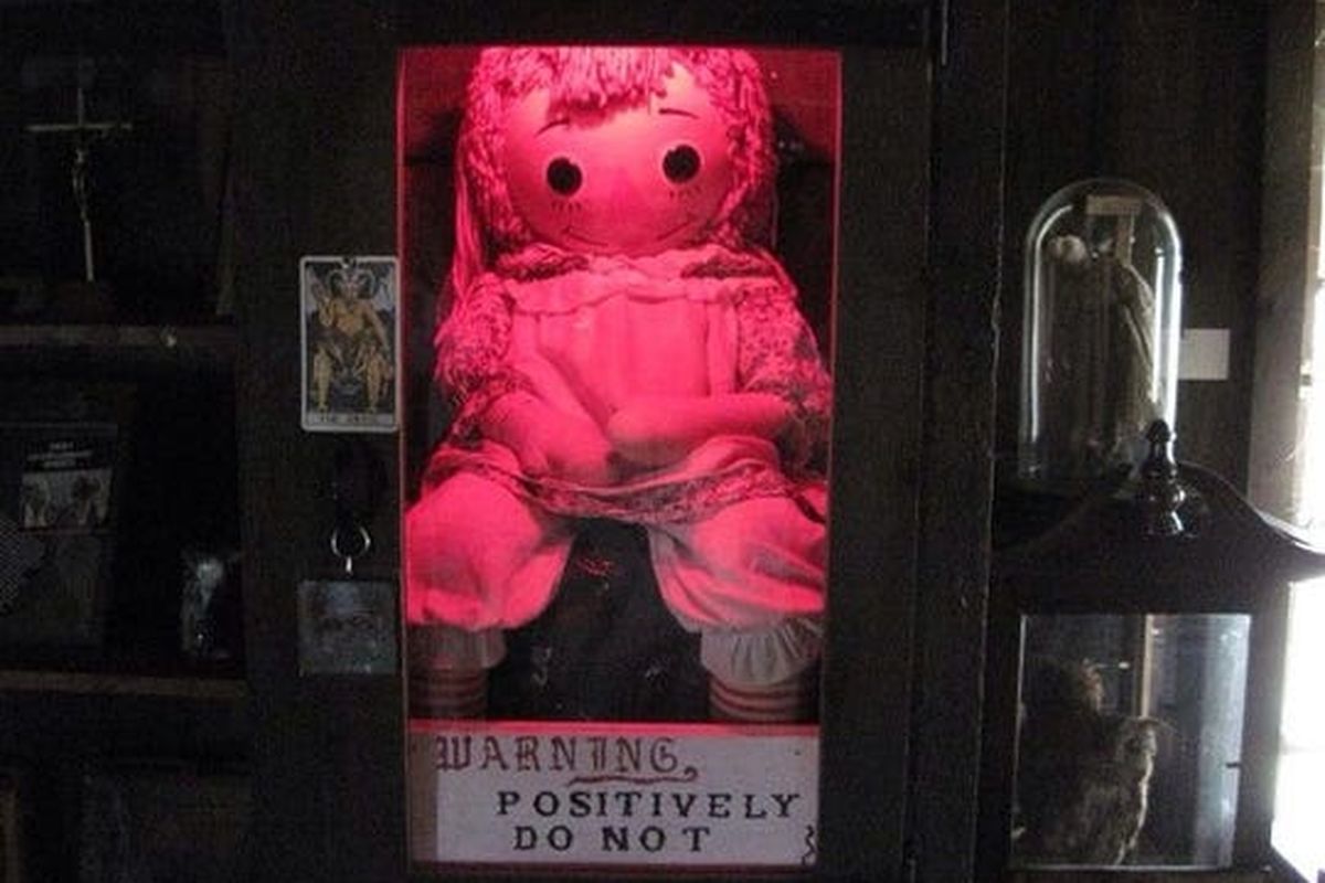 Boneka Annabelle yang berada di museum Warrens di Connecticut.