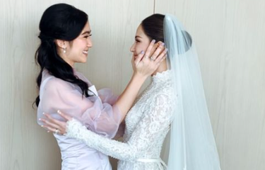 Febby Rastanty Dapat Buket Bunga di Resepsi Pernikahan Jessica ...