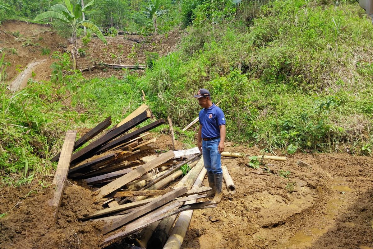 Petugas BPBD Bandung Barat melakukan asesmen di lokasi longsor Kampung Citiis, RT 02 RW 11 Desa Cicadas, Desa Rongga, Kabupaten Bandung Barat, Jawa Barat, Rabu (22/11/2023).