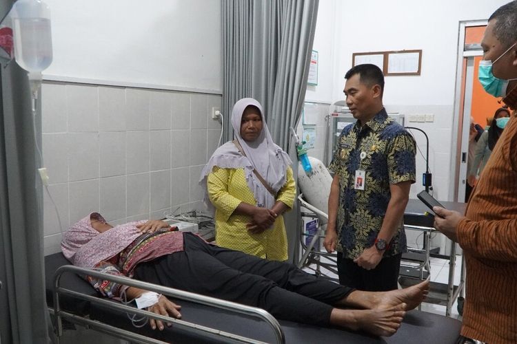 Bupati Gunungkidul Sunaryanta, menjenguk warga yang dirawat akibat keracunan di Puskesmas Semin I. Kamis (7/3/2024)