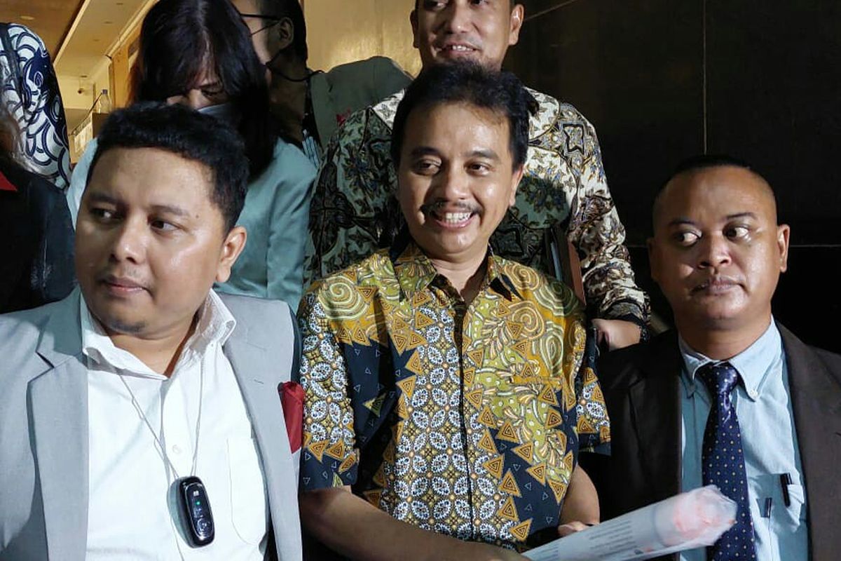 Eks Menpora Roy Suryo (tengah) usai menjalani pemeriksaan terkait laporan kasus unggahan meme Patung Sang Buddha yang diedit mirip wajah Presiden RI Joko Widodo di Mapolda Metro Jaya, Kamis (30/6/2022).
Roy Suryo telah ditetapkan sebagai tersangka kasus penistaan agama pada Jumat (22/7/2022), dalam kasus unggahan meme Patung Sang Buddha yang diedit mirip wajah Presiden RI Joko Widodo.