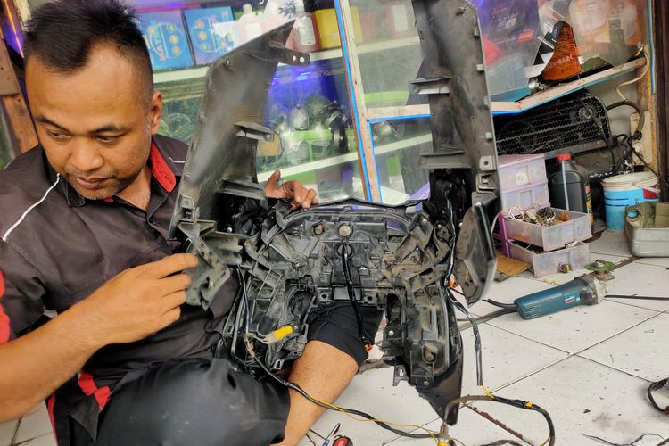Proses penggantian lampu BiLed motor di bengkel Auto Projektor Bogor Car Lighting