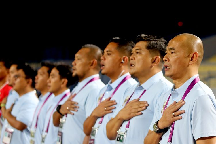 Pelatih timnas u17 Indonesia Kurniawan Dwi Yulianto saat berlanga di babak penyisihan ASEAN U17 Championship 2026 yang berlangsung di Jawa Timur.