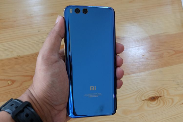 Bagian belakang Xiaomi Mi 6 dengan warna biru yang mencolok.
