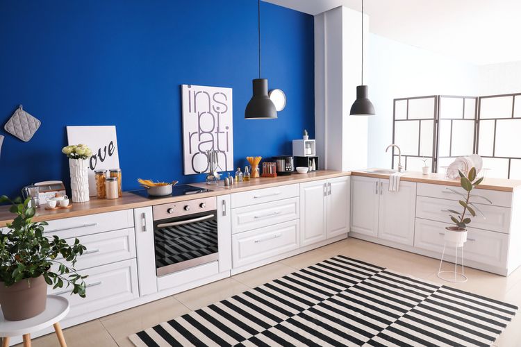 Ilustrasi dinding dapur warna biru. 