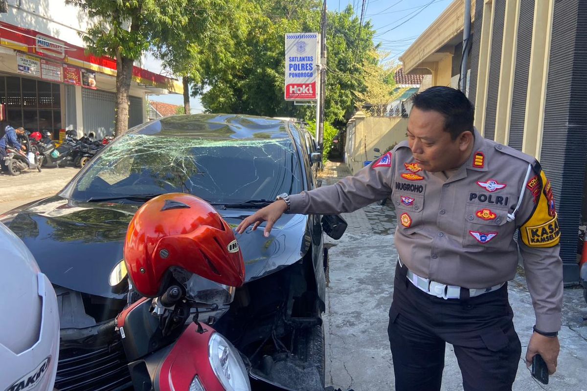 BARANG BUKTI—Kasat Lantas Polres Ponorogo, AKP Jumianto Nugroho menunjukkan bagian depan mobil Toyota Avanza yang penyok setelah menabrak sepeda motor di Jalan Juanda, Kelurahan Tonatan, Kecamatan Ponorogo, Kabupaten Ponorogo, Selasa (20/2/2024) malam. Akibat kecelakaan itu, pengemudi sepeda motor meninggal dunia.