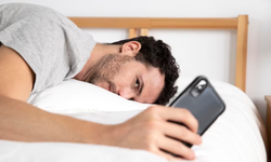 Bolehkah Tidur di Samping Smartphone? Berikut Ini Penjelasannya