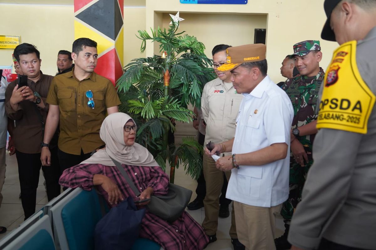 Gubernur Kalteng Agustiar Sabran pantau harga bahan pokok dan layanan mudik di pasar, bandara, dan pelabuhan Sampit jelang Lebaran 2025.