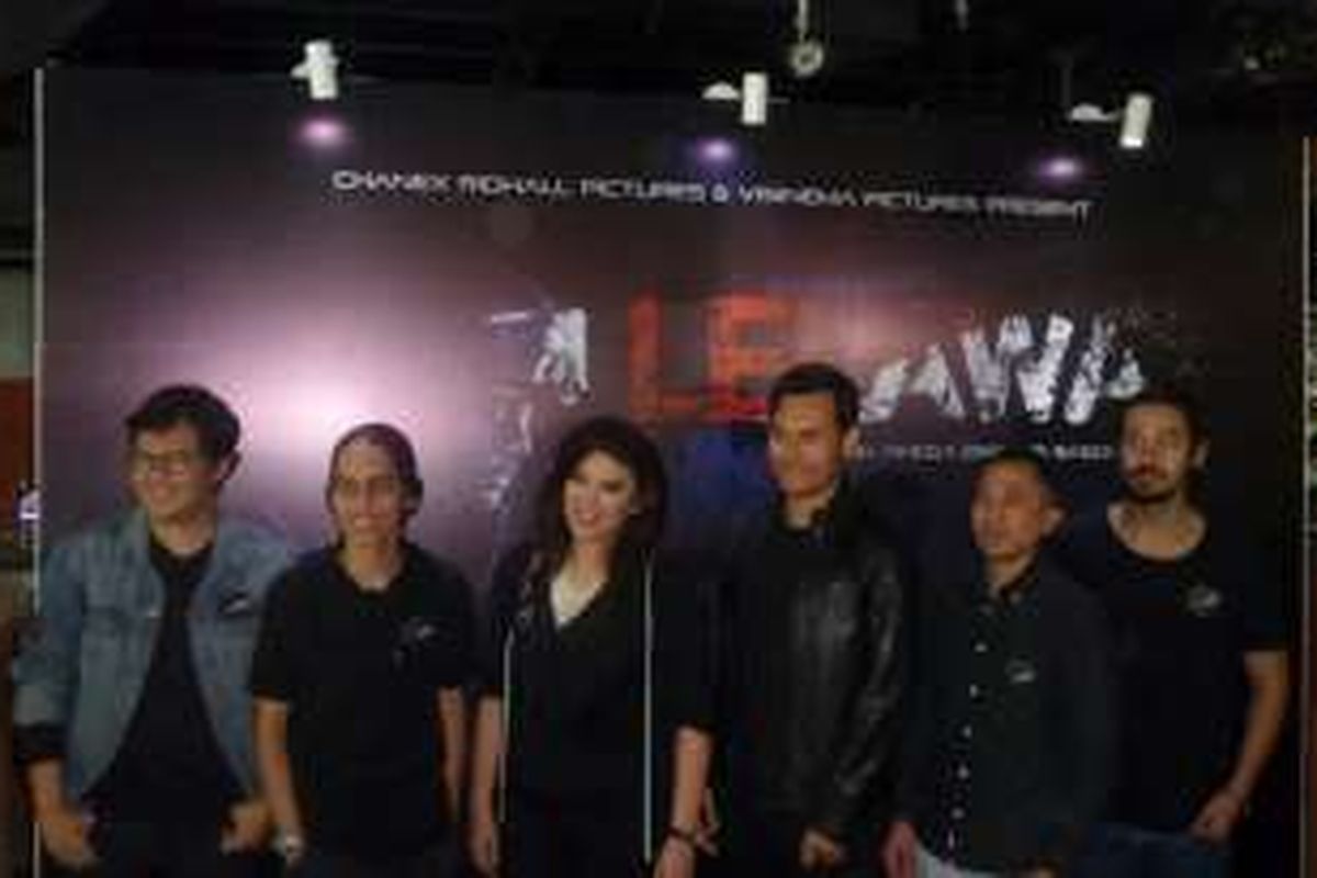 Produser, sutradara, dan para pemain film Lelawa saat menghadiri jumpa pers film tersebut di Midtown, SCBD, Jakarta Selatan, Senin (19/12/2016).