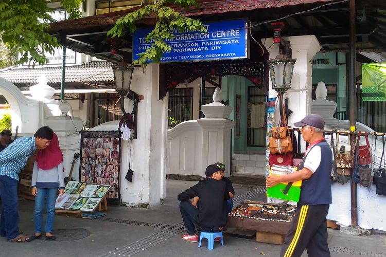 Posko Tourist Information Centre di kantor Pusat Penerangan Pariwisata Dinas Pariwisata (Dispar) DI Yogyakarta, Jalan Malioboro, Kota Yogyakarta, Jumat (23/6/2017).  (Dispar) DIY membuka empat posko untuk memberikan informasi soal destinasi wisata, lokasi hotel, atau even wisata selama hari raya Idul Fitri 1438 Hijriah. 