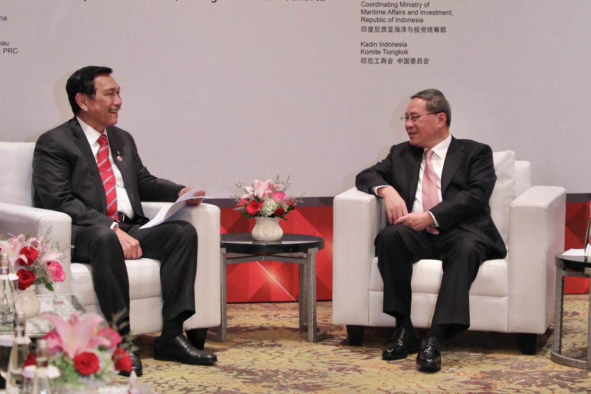 Menko Bidang Kemaritiman dan Investasi, Luhut Binsar Pandjaitan berbincang dengan Perdana Menteri China, Li Qiang di Jakarta, Selasa (5/9/2023).