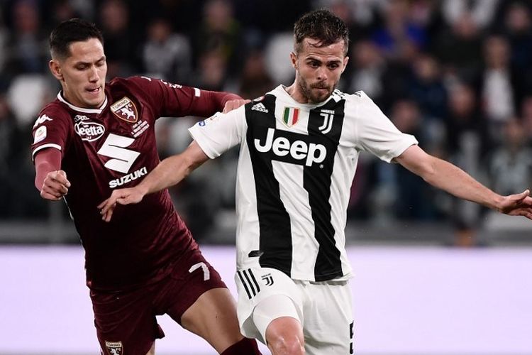 Sasa Lukic membayang-bayangi Miralem Pjanic pada laga Juventus vs Torino di Stadion Juventus dalam lanjutan Liga Italia, 3 Mei 2019. 