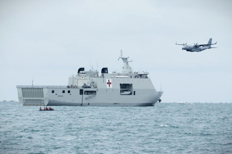 TNI Angkatan Laut (AL) melibatkan unsur udara pesawat CN-235 MPA untuk turut membantu pencarian korban kecelakaan pesawat Sriwijaya Air yang jatuh Sabtu pekan lalu di perairan antara Pulau Lancang dan Pulau Laki, Kepulauan Seribu, DKI Jakarta, Kamis (14/1/2021). Pangkoarmada I Laksamana Muda TNI Abdul Rasyid yang secara langsung memimpin pencarian di lokasi mengatakan, pelibatan pesawat CN-235 Patmar ini dimaksudkan untuk mengamati permukaan di area jatuhnya pesawat Sriwijaya Air SJ 182.