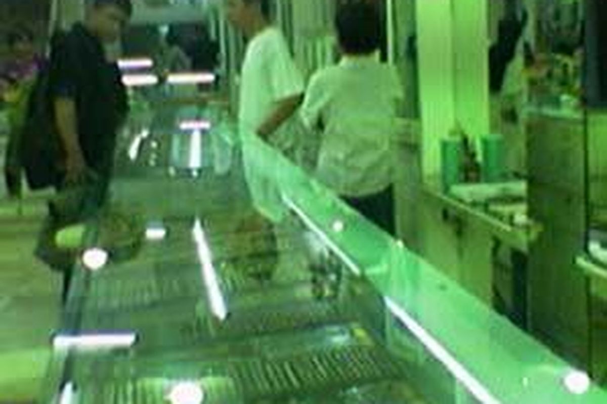 Penjualan emas di Pasar Baru, Jakarta Pusat diakui para penjual lesu di kala harganya yang meroket, Sabtu (22/3).