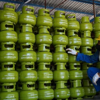 Petugas saat mengecek tabung gas elpiji 3 kilogram di SPBE Argopuro Banyuwangi 