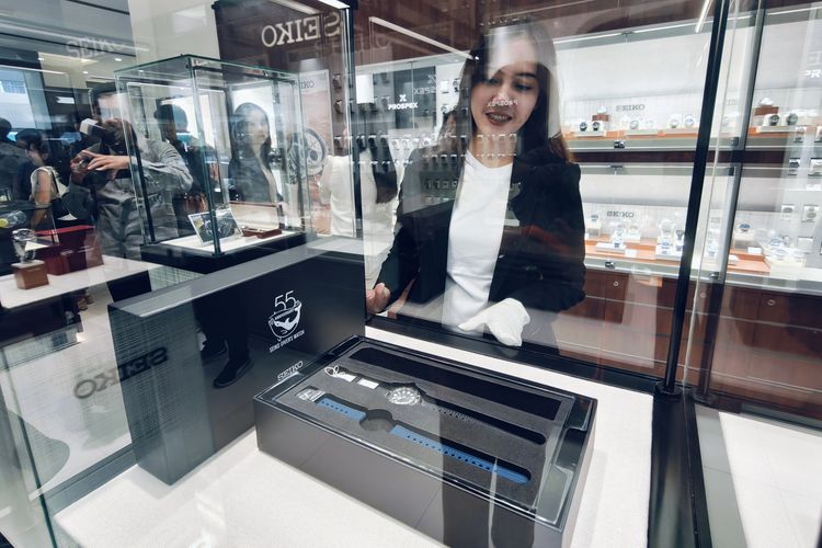 Salah satu pegawai menunjukkan koleksi jam tangan series Seiko Divers Wacth yang ada di Butik Seiko Surabaya Jalan Tunjungan, Jawa Timur.