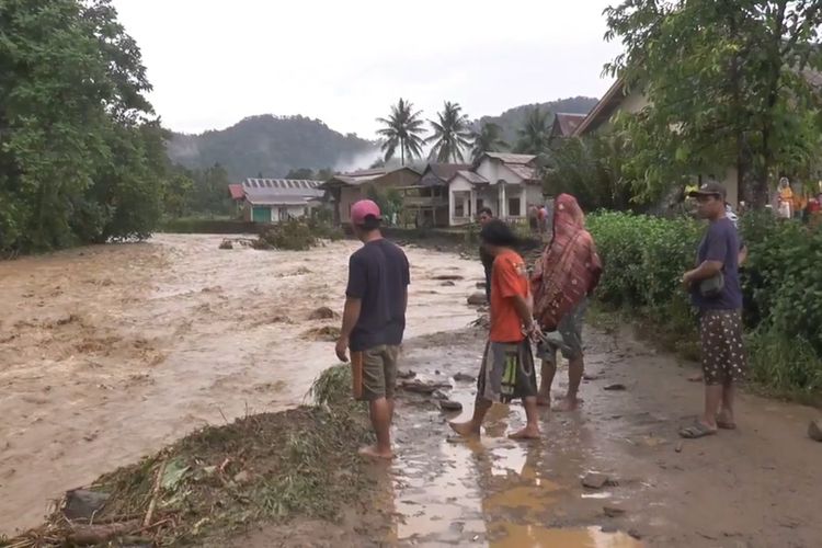 Diterjang Banjir Bandang, Pertandinga Bola Bubar, Warga Panik Berhamburan Selamatkan Diri *** Local Caption *** Diterjang Banjir Bandang, Pertandinga Bola Bubar, Warga Panik Berhamburan Selamatkan Diri