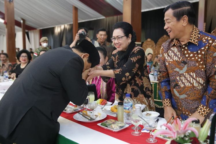 Menteri Pertahanan Prabowo Subianto mencium tangan Hardjanti Wismoyo Arismunandar, istri mendiang dari mantan komandannya, Jenderal TNI (Purn) Wismoyo Arismunandar dalam halal bihalal di Hambalang, Bogor, Jawa Barat, Selasa (31/5/2022).