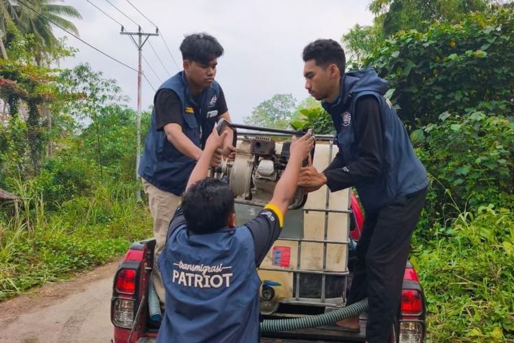 Atasi Krisis Air Papua Barat, TEP Unhas Gandeng Polisi Salurkan Bantuan dari Rumah ke Rumah