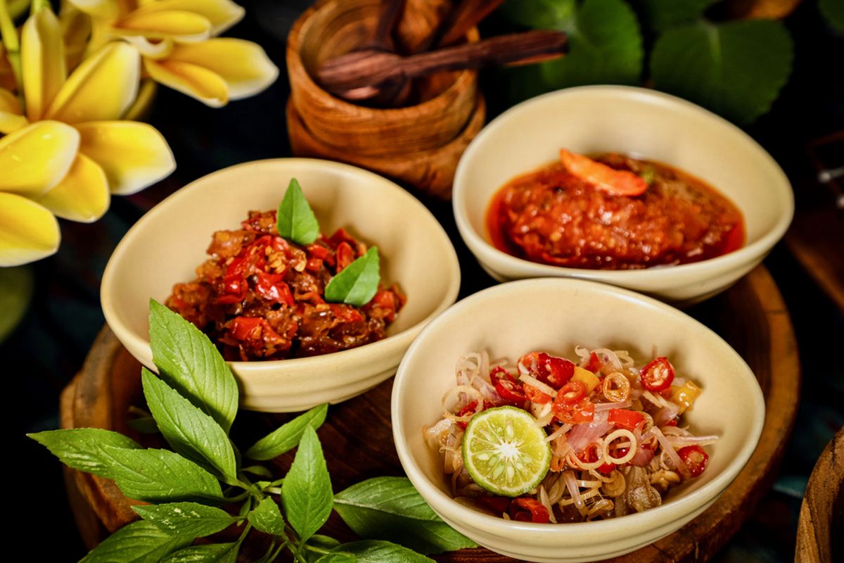 Ilustrasi sambal matah, sambal embe, dan sambal plecing. 