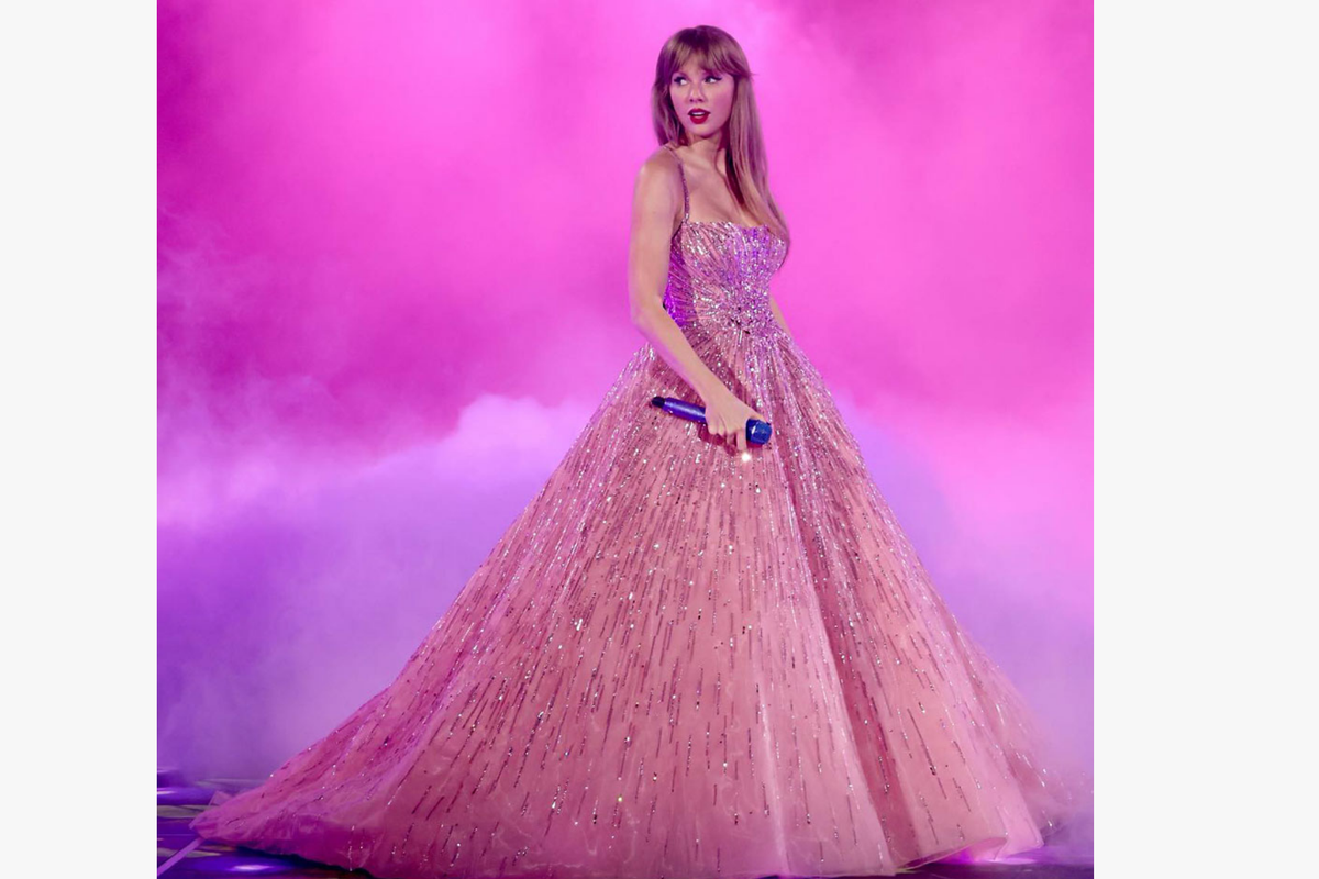 Taylor Swift mengenakan gaun ZUHAIR MURAD bertabur berlian saat membuat konsernya di AS.
