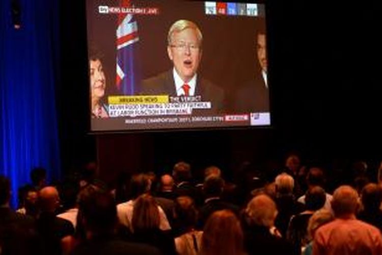 Para pendukung Tony Abbott menyaksikan PM Australia Kevin Rudd menyampaikan pidato pengakuan kekalahan pada pemilihann umum sekaligus mengucapkan selamat pada Abbott di Sydney, Sabtu (7/9/2013).